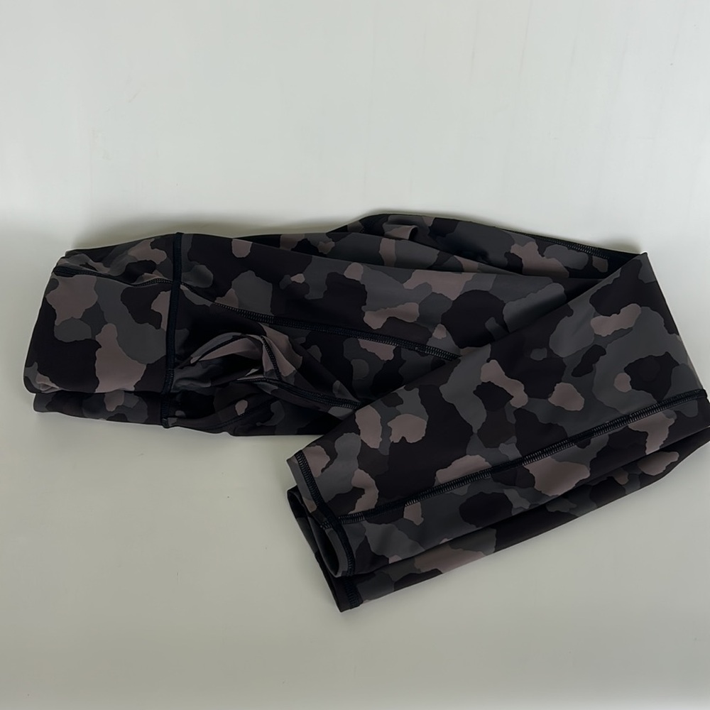 Athleta Lightning Camo 7/8 Tight Size XS - Picture 2 of 11
